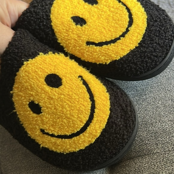Smiley face Fuzzy Slippers, size Large 8/9US, wide width - Picture 9 of 9